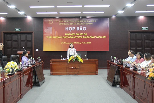 Bà Nguyễn Thu Phương, Phó Giám đốc Sở TT&TT TP Đà Nẵng, Trưởng Ban Tổ chức Giải báo chí “Tuyên truyền về chuyển đổi số TP Đà Nẵng” năm 2024 phát biểu tại Họp báo.
