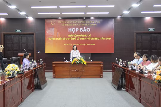 Bà Nguyễn Thu Phương, Phó Giám đốc Sở TT&TT TP Đà Nẵng, Trưởng Ban Tổ chức Giải báo chí “Tuyên truyền về chuyển đổi số TP Đà Nẵng” năm 2024 phát biểu tại Họp báo.