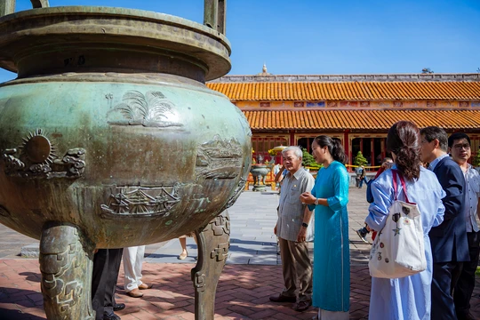 Cửu đỉnh được đặt trước sân Thế Tổ Miếu, thuộc quần thể di tích Hoàng cung Huế