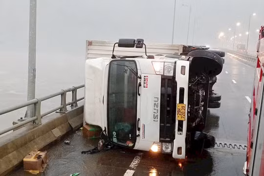 Xe tải bị lật trong khi đang di chyển trên tuyến đường dẫn vào hầm Hải Vân (ảnh CTV)