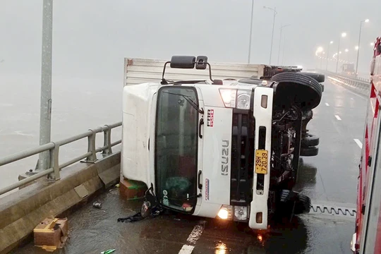 Xe tải bị lật trong khi đang di chyển trên tuyến đường dẫn vào hầm Hải Vân (ảnh CTV)