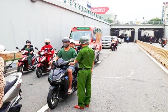 Lực lượng công an điều phối giao thông qua hầm chui Điện Biên Phủ (Đà Nẵng) sau vụ việc tài xế "rải đá" trong hầm (ảnh Phú Nam)