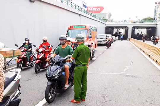 Lực lượng công an điều phối giao thông qua hầm chui Điện Biên Phủ (Đà Nẵng) sau vụ việc tài xế "rải đá" trong hầm (ảnh Phú Nam)