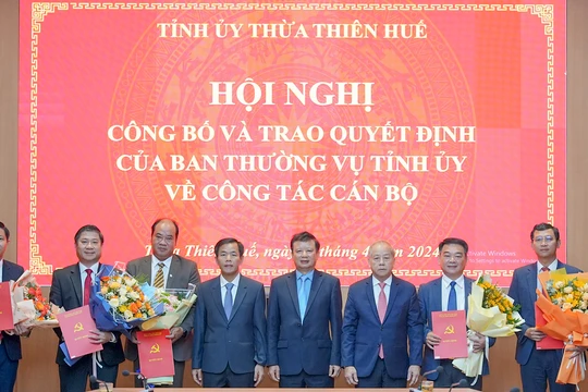 Bí thư Tỉnh ủy Thừa Thiên Huế Lê Trường Lưu (thứ tư từ phải qua) và Chủ tịch UBND tỉnh Thừa Thiên Huế Nguyễn Văn Phương (thứ tư từ trái qua) trao quyết định cho các cán bộ được luân chuyển