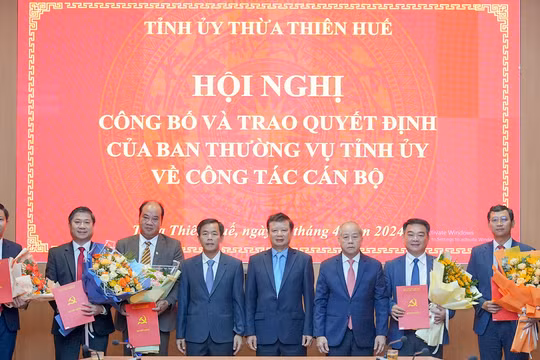 Bí thư Tỉnh ủy Thừa Thiên Huế Lê Trường Lưu (thứ tư từ phải qua) và Chủ tịch UBND tỉnh Thừa Thiên Huế Nguyễn Văn Phương (thứ tư từ trái qua) trao quyết định cho các cán bộ được luân chuyển