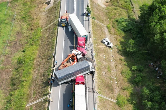 Hiện trường vụ tai nạn giao thông xảy ra ngày 18/2 trên tuyến cao tốc Cam Lộ - La Sơn.