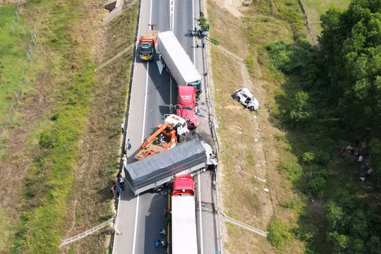 Hiện trường vụ tai nạn giao thông xảy ra ngày 18/2 trên tuyến cao tốc Cam Lộ - La Sơn.