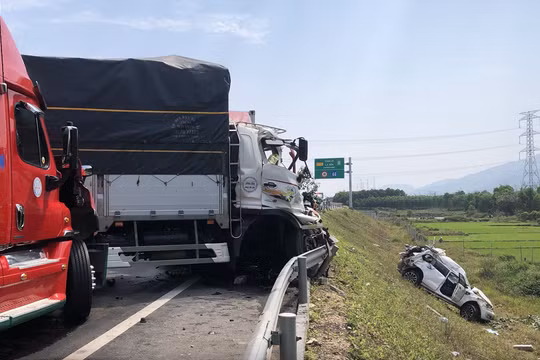 Hiện trường vụ tai nạn trên cao tốc Cam Lộ - La Sơn (Ảnh PL)