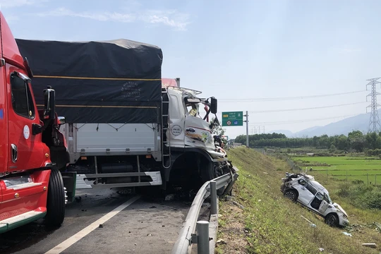 Hiện trường vụ tai nạn trên cao tốc Cam Lộ - La Sơn (Ảnh PL)