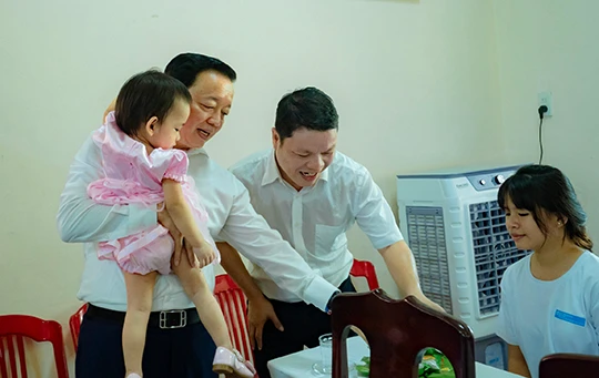 Phó Thủ tướng Trần Hồng Hà cùng lãnh đạo các bộ, ngành TƯ và địa phương thăm trẻ em Làng SOS Huế trong khuôn khổ Lễ phát động Tháng hành động vì trẻ em năm 2024.