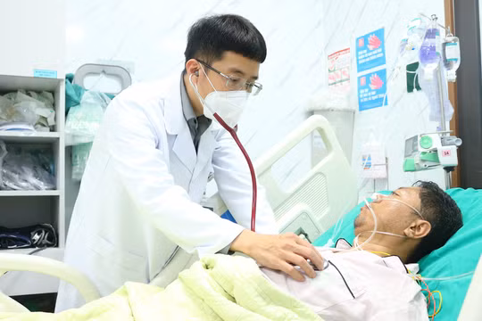 PGS.TS. Mai Duy Tôn - Giám đốc Trung tâm Đột quỵ, Bệnh viện Bạch Mai đang thăm khám cho bệnh nhân