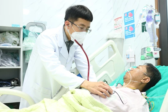 PGS.TS. Mai Duy Tôn - Giám đốc Trung tâm Đột quỵ, Bệnh viện Bạch Mai đang thăm khám cho bệnh nhân