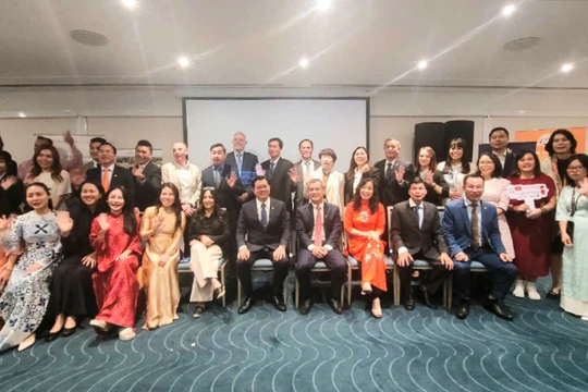 Đoàn công tác do Phó Chủ tịch Thường trực HĐND TP Đà Nẵng Trần Phước Sơn làm trưởng đoàn cùng các đối tác tại Hội thảo Xúc tiến đầu tư và Du lịch Đà Nẵng tại Sydney