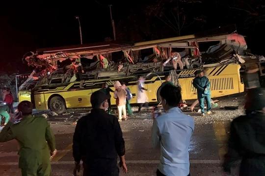 Chiếc xe khách biến dạng sau vụ va chạm (ảnh congly.vn)