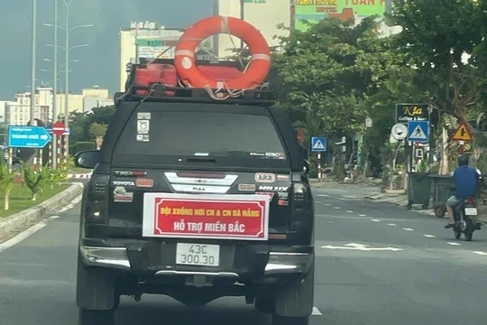 Đội xuồng hơi cứu hộ - cứu nạn Đà Nẵng tình nguyện lên đường ứng cứu người dân vùng lũ phía Bắc (Ảnh Minh Việt)