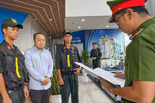 Cơ quan Cảnh sát điều tra Công an Đà Nẵng tống đạt quyết định khởi tố vụ án, bắt tạm giam đối với ông Nguyễn Quang Hoàng, Tổng giám đốc Công ty GFDI về tội Lừa đảo chiếm đoạt tài sản.