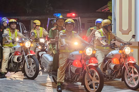 Công an TP Tam Kỳ ra quân xử lý học sinh, thanh thiếu niên vi phạm trật tự giao thông. Ảnh: CAQN