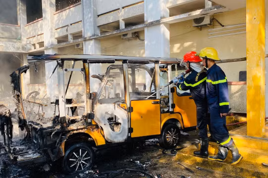 Lực lượng Cảnh sát đang nỗ lực chữa cháy