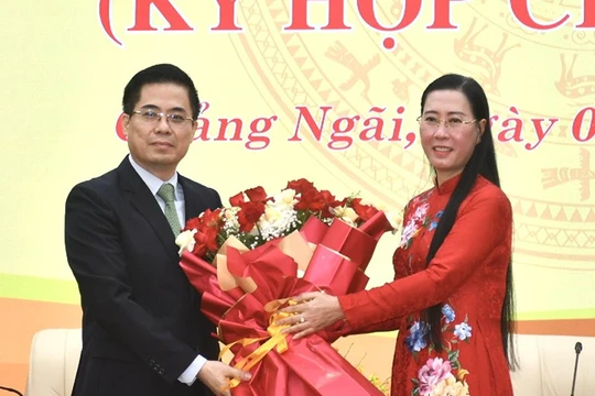 Bà Bùi Thị Quỳnh Vân, Bí thư Tỉnh ủy, Chủ tịch HĐND tỉnh Quảng Ngãi tặng hoa cho ông Nguyễn Hoàng Giang, tân Chủ tịch UBND tỉnh Quảng Ngãi. (Ảnh Đức Hoàng)