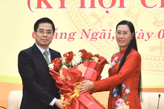 Bà Bùi Thị Quỳnh Vân, Bí thư Tỉnh ủy, Chủ tịch HĐND tỉnh Quảng Ngãi tặng hoa cho ông Nguyễn Hoàng Giang, tân Chủ tịch UBND tỉnh Quảng Ngãi. (Ảnh Đức Hoàng)