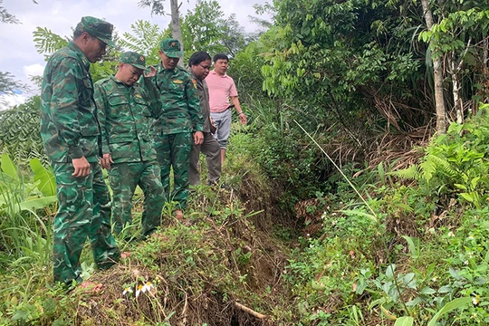 Vết sụt trượt tại tại thôn H'juh (xã Ch'ơm, huyện Tây Giang, tỉnh Quảng Nam)