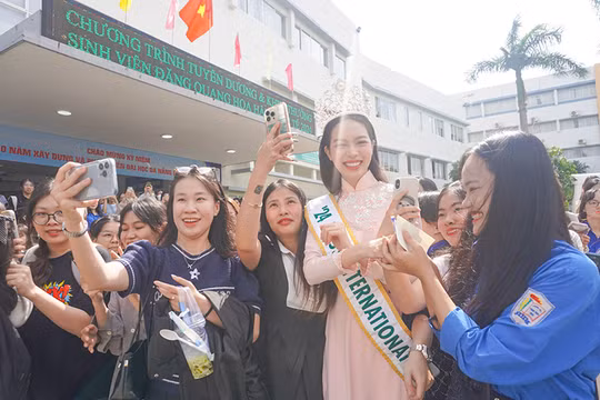 Hoa hậu Quốc tế Thanh Thủy giao lưu với ĐH Ngoại ngữ Đà Nẵng