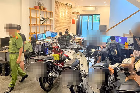 Lực lượng công an kiểm tra hiện trường vụ án (ảnh CACC)