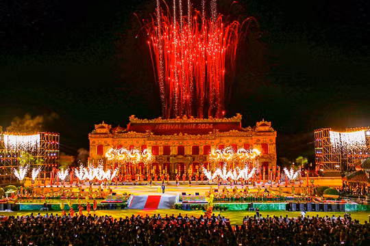 Tối 12/6, Festival nghệ thuật quốc tế Huế 2024 chính thức khép lại với màn trình diễn nghệ thuật mãn nhãn, ấn tượng