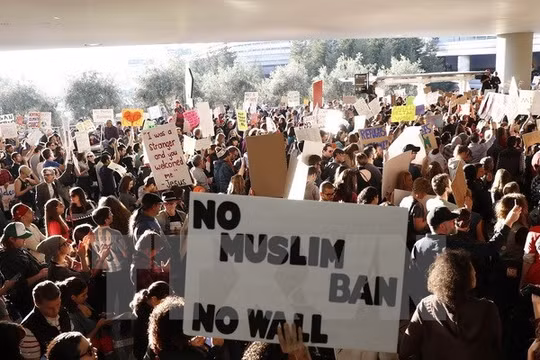 Người dân Mỹ biểu tình phản đối sắc lệnh cấm người tị nạn nhập cảnh của tân Tổng thống Mỹ tại sân bay quốc tế San Francisco ở bang California ngày 28/1. (Nguồn: AFP/TTXVN)