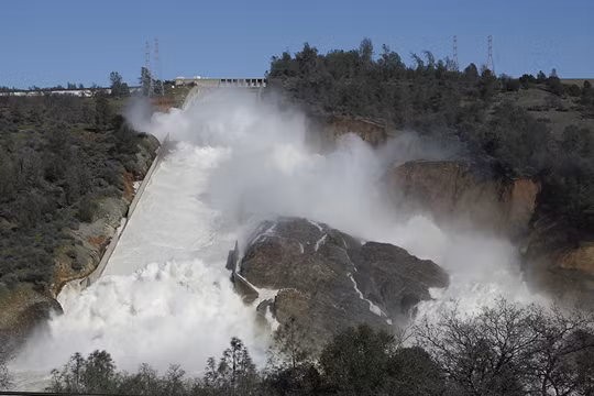 Vỡ đập khổng lồ: Mỹ tuyên bố di tản dân khẩn cấp