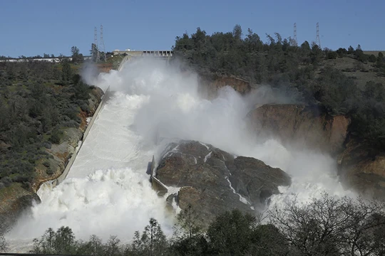 Vỡ đập khổng lồ: Mỹ tuyên bố di tản dân khẩn cấp