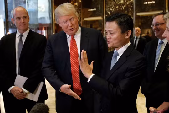 Ông Donald Trump gặp gỡ, bắt tay tỷ phú Trung Quốc.