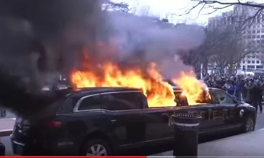 Người biểu tình đốt xe sang Limousine ngày ông Donald Trump nhậm chức