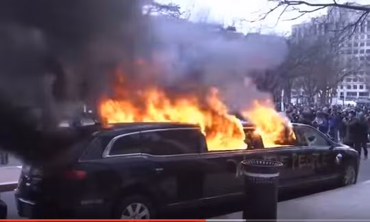 Người biểu tình đốt xe sang Limousine ngày ông Donald Trump nhậm chức