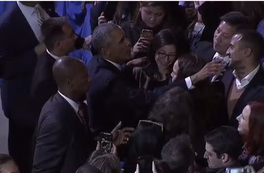 Tổng thống Obama đi bắt tay từng người 