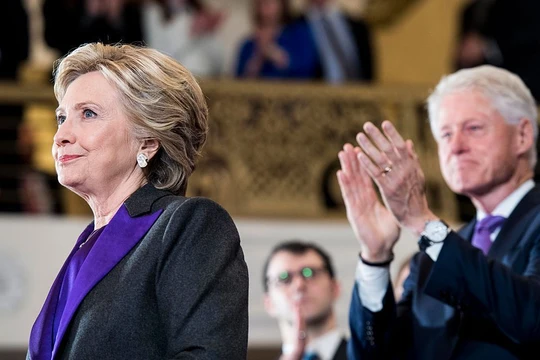 Vợ chồng bà Hillary Clinton sẽ dự lễ nhậm chức của ông Donald Trump