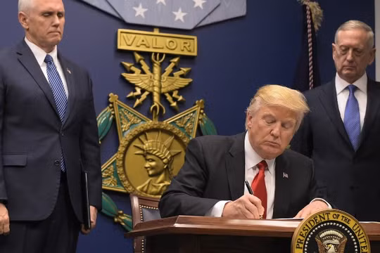 Tổng chưởng lý ở 16 bang của Hoa Kỳ phản đối lệnh cấm của ông Trump. (ảnh minh họa, ông Trump ở Bộ Quốc phòng Mỹ)