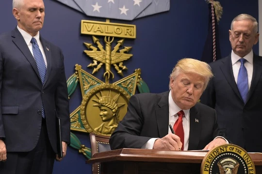 Tổng chưởng lý ở 16 bang của Hoa Kỳ phản đối lệnh cấm của ông Trump. (ảnh minh họa, ông Trump ở Bộ Quốc phòng Mỹ)