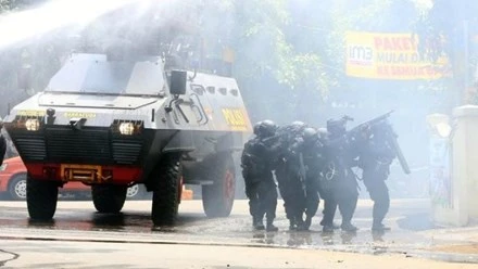 Đấu súng sau đánh bom tại tòa nhà chính phủ ở Indonesia