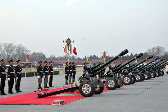 Nghi lễ của Bộ đội Vũ cảnh Trung Quốc trước giờ bắn đại bác. (Ảnh: Vĩnh Hà/Vietnam+)