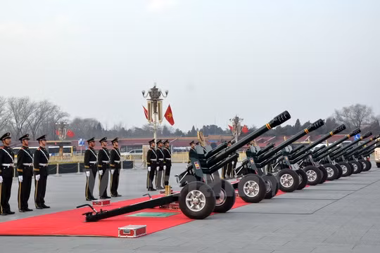 Nghi lễ của Bộ đội Vũ cảnh Trung Quốc trước giờ bắn đại bác. (Ảnh: Vĩnh Hà/Vietnam+)