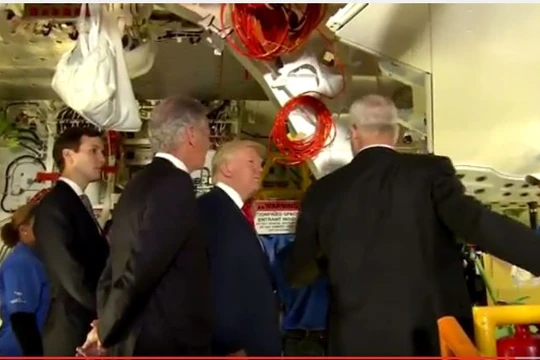 Ông Trump đến thăm nhà máy sản xuất máy bay của Boeing