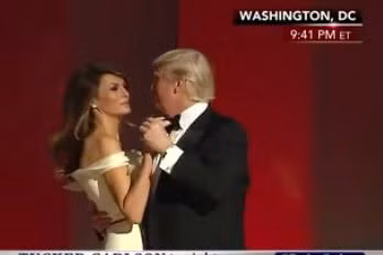 Tổng thống Trump ôm vợ, khiêu vũ trên sân khấu cùng những người thân tín