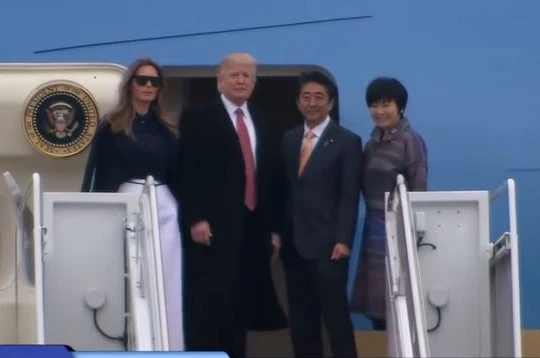 Thủ tướng Nhật Bản Abe đi chuyên cơ của Tổng thống Trump đến Lorida.