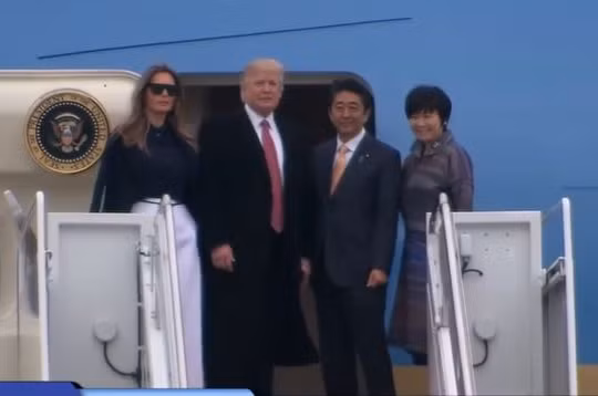 Thủ tướng Nhật Bản Abe đi chuyên cơ của Tổng thống Trump đến Lorida.