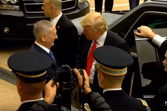 Ông Trump đến Lầu Năm Góc, gặp Bộ trưởng Quốc phòng James Mattis