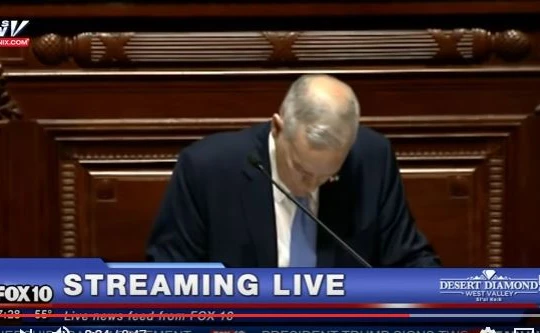 Thống đốc Mỹ Mark Dayton ngã gục khi đang đọc diễn văn