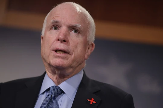 TNS John McCain phản đối ông Trump đưa cấp phó vào Hội đồng an ninh quốc gia
