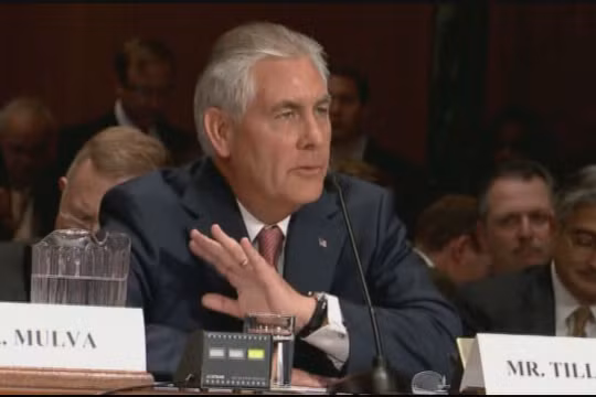 Ông Tillerson ngồi nghe quyết định của ủy ban Thượng viện Mỹ xác nhận làm Ngoại trưởng Mỹ