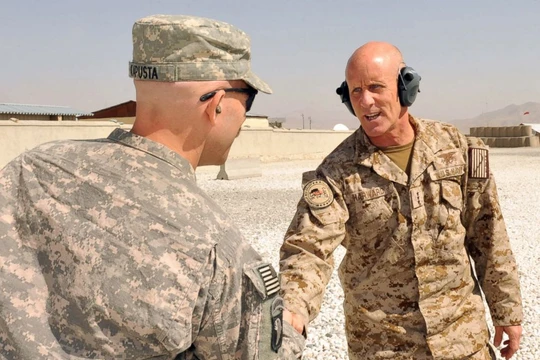 Ông Robert Harward (người đeo tai nghe).